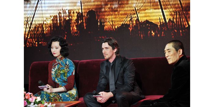 L&#039;a&amp;ctrice chinoise Ni Ni, l&#039;acteur britanique Christian Bale et Zhang Yimou, le réalisateur du film &quot;Les fleurs de la guerre&quot;
 (Zhu ying / Imaginechina)