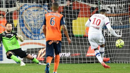 Lacazette (Lyon) trompe Jourdren (Montpellier) (PASCAL GUYOT / AFP)