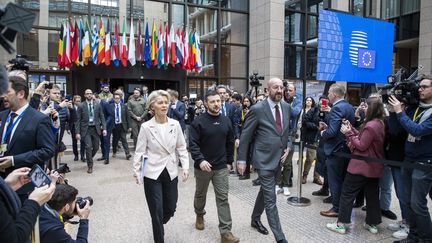 La présidente de la Commission européenne, Ursula von der Leyen, le président ukrainien, Volodymyr Zelensky, et le président du Conseil européen, Charles Michel, à Bruxelles (Belgique) lors d'un sommet européen, le 9 février 2023. (NICOLAS MAETERLINCK / BELGA / MAXPPP)