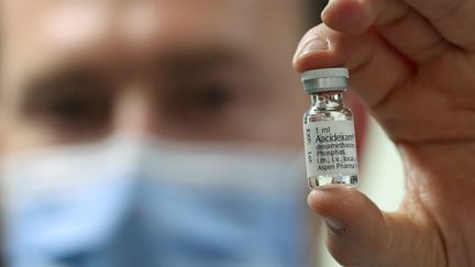 Un pharmacien montrant une ampoule de Dexzmethasone, à Bruxelles en Belgique le 16 juin 2020. (YVES HERMAN / REUTERS)