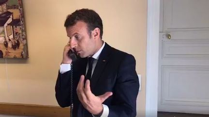 Emmanuel Macron n'a pas hésité à répondre au standard téléphonique de l'Elysée.