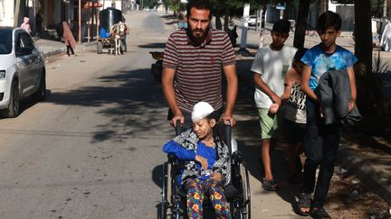 Une Palestinienne blessée est transportée dans un hôpital à Rafah, dans la bande de Gaza, le 6 novembre 2023. (MOHAMMED ABED / AFP)