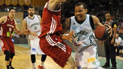 Le joueur du CSP Limoges Alex Acker &agrave; l'attaque lors de la finale du championnat de France, le 5 juin 2014 contre Strasbourg.&nbsp; (THIERRY ZOCCOLAN / AFP)