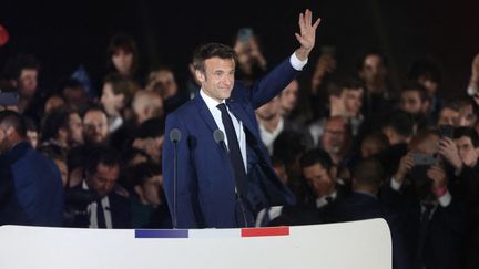 Emmanuel Macron après sa réélection à la présidence de la République, le 24 avril 2022 au Champ-de-Mars, à Paris. (MICHEL STOUPAK / NURPHOTO / AFP)