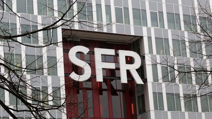 Le logo du groupe SFR, le 22 février 2016.&nbsp; (JACKY NAEGELEN / REUTERS)