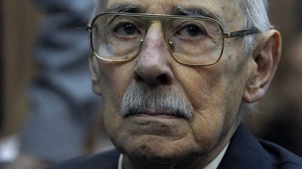 L'ancien dictateur argentin Jorge Videla, 86 ans, &eacute;coute le verdict de son proc&egrave;s, le 5 juillet 2012 &agrave; Buenos Aires. (JUAN MABROMATA / AFP)