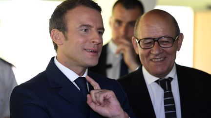 Emmanuel Macron et Jean-Yves Le Drian, ministre de l'Europe et des affaires étrangères, le 1 juin 2017, a Etel (Morbihan). (DAMIEN MEYER / POOL)