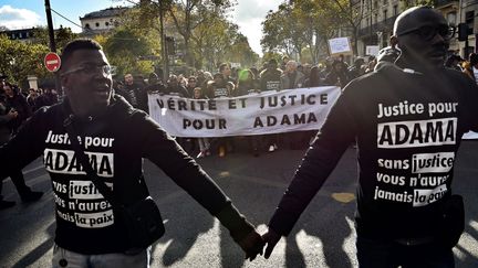 Des manifestants réclament "justice pour Adama" Traoré, le 5 novembre 2016 à Paris. (CHRISTOPHE ARCHAMBAULT / AFP)