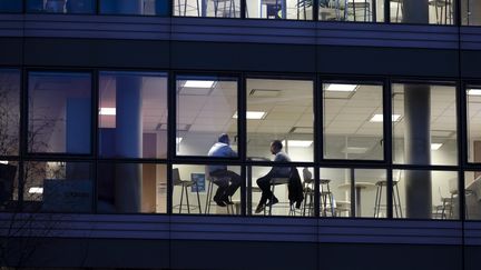 Deux hommes échangent dans les locaux de leur entreprise (illustration). (VINCENT ISORE / MAXPPP)