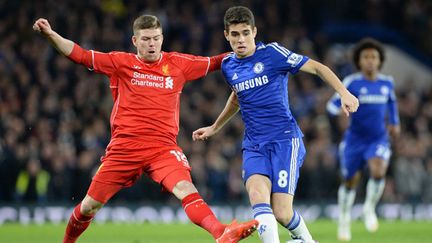 Oscar (Chelsea) et Moreno (Liverpool) à la lutte (GLYN KIRK / AFP)