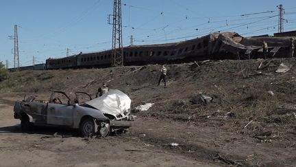 Un train et un véhicule détruits par une frappe russe à la gare de Tchaplyne, dans le centre de l’Ukraine, le 25 août 2022.&nbsp; (MARYSE BURGOT /FRANCE TELEVISIONS)