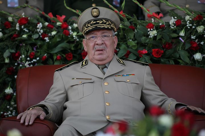 Le chef d'état-major de l'armée algérienne, Ahmed Gaïd Salah,&nbsp;lors d'une&nbsp;cérémonie de remise des diplômes de l'Académie militaire de Cherchell, à 112 kilomètres à l'ouest d'Alger, en 2013. (MOHAMED BASHER ZAMRY / ANADOLU AGENCY)