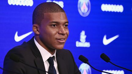 Kylian Mbappé lors de sa présentation officielle. (CHRISTOPHE SIMON / AFP)