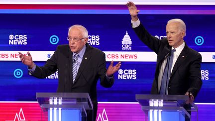 Bernie Sanders et Joe Biden participent à un débat télévisé, le 25 février 2020, à Charleston (Caroline du Sud). (WIN MCNAMEE / GETTY IMAGES NORTH AMERICA / AFP)