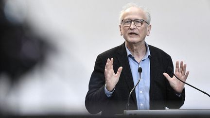 Alain Fischer, le président du Conseil d'orientation de la stratégie vaccinale, lors d'une conférence de presse, à Paris, le 25 février 2021. (STEPHANE DE SAKUTIN / AFP)