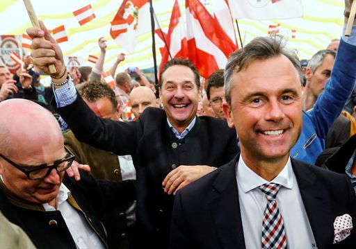 Le candidat du FPÖ, Norbert Hofer (à droite de la photo), le 1er mai 2016 à Linz (nord de l'Autriche)  (REUTERS - Dominic Ebenbichler)