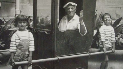 Picasso dans une chaise à porteurs dans la cour de l'Hôtel de Lazerme, à Perpignan, entouré de Claude et Paloma, en 1953-55
 (Raymond Fabre)