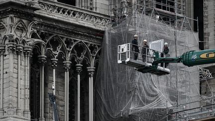 Le démontage de l'échafaudage de la flèche de Notre-Dame de Paris a commencé lundi 8 juin, sous l'oeil médusé des passants. (PHILIPPE LOPEZ / AFP)