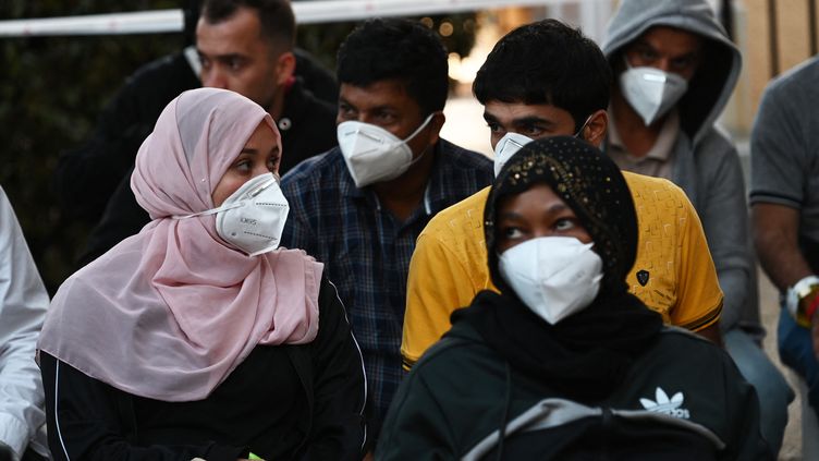 Des migrants sont accueillis dans un centre de la presqu'île de Giens (Var), le 11 novembre 2022, après avoir été secourus en Méditerranée par le navire humanitaire "Ocean Viking". (CHRISTOPHE SIMON / AFP)