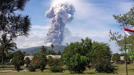 Une photo fournie par&nbsp;l'agence de gestion des situations d'urgence&nbsp;de l'éruption du volcan Soputan, sur l'île de Célèbes en Indonésie, le 3 octobre 2018. (HANDOUT / INDONESIA'S NATIONAL DISASTER AG / AFP)