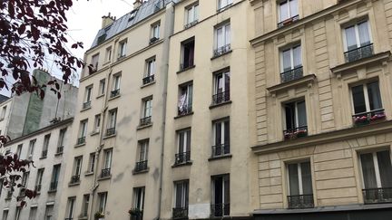 Vue sur les fenêtres de l'hôtel meublé, dans le 18e arrondissement, où ont été interpellés les parents de l'auteur de l'attaque au couteau à Paris. (RADIO FRANCE / GRÉGOIRE LECALOT)