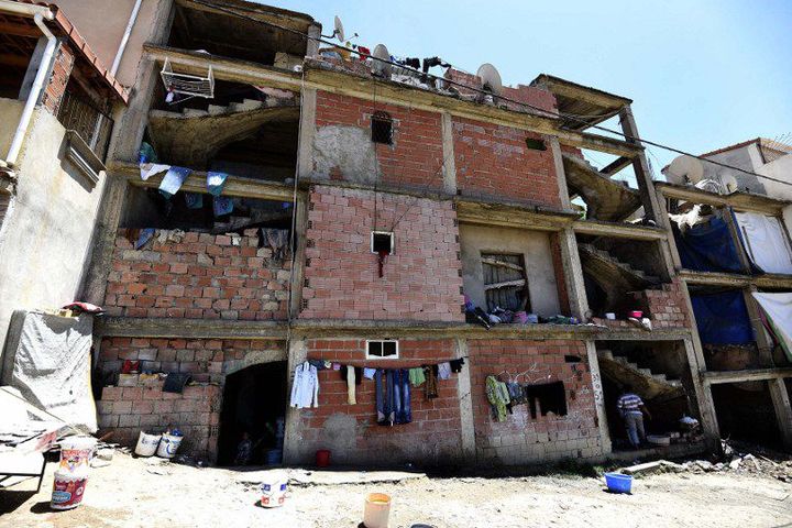 Des migrants subsahariens squattent un chantier abandonné à Alger. C'est dans leurs refuges improvisés et sur les lieux de travail que la police procède à leur arrestation depuis le 1er décembre 2016. (Photo AFP/farouk batiche)