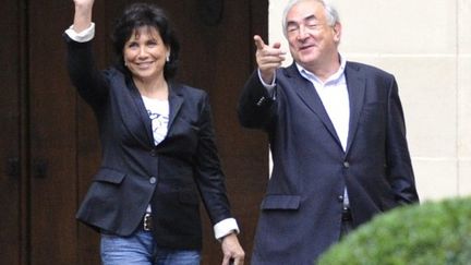 Anne Sinclair et DSK radieux à leur retour à leur domicile parisien de la place des Vosges (4/9/2011) (AFP / Miguel Medina)