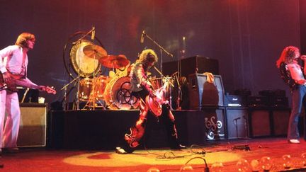 Led Zeppelin sur scène en 1975.
 (Ian Dickson / Rex/ Sipa)