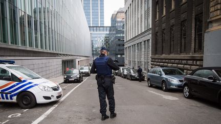 Un policier belge monte la garde autor des locaux de la police fédérale belge à Bruxelles (Belgique) le 19 mars 2016.&nbsp; (AURORE BELOT / BELGA MAG / AFP)