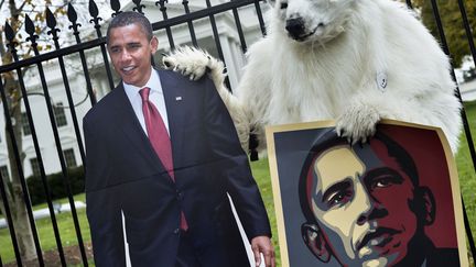 Un militant d&eacute;guis&eacute; en ours polaire pose devant la Maison Blanche &agrave; wWshington (Etats-Unis), pour protester contre le projet du Keystone pipeline XL, le 22 novembre 2013. (BRENDAN SMIALOWSKI / AFP)