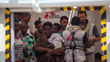 &nbsp; (Des bénévoles de Médecins Sans Frontières viennent en aide à des migrants à Palerme, en Italie, en août 2015 © MAXPPP)