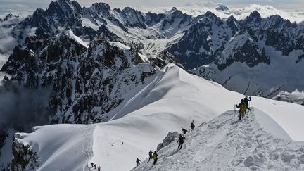 Les Alpes françaises s'apprêtent à présenter leur candidature pour accueillir les Jeux olympiques d'hiver de 2030. Un projet qui divise (photo d'illustration, vue sur la Vallée Blanche, située dans le massif du Mont-Blanc). (PHILIPPE DESMAZES / AFP)