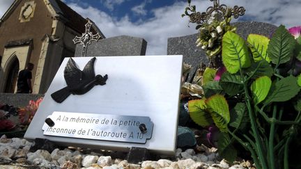 Dans le cimetière de Suèvres (Loir-et-Cher), la tombe de la petite Inass, retrouvée morte sur les bords de l'A10 le 11 août 1987.&nbsp;Il a fallu attendre 31 ans pour connaître&nbsp;son prénom. (MAXPPP)