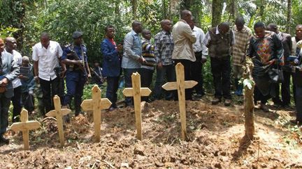 Enterrement de civils congolais, tués et décapités à la machette par des rebelles islamistes ougandais (ADF) près de Beni, dans la province du Nord-Kivu, le 16 avril 2015. Les massacres qui se poursuivent dans cette région ont fait un millier de morts en une année, selon la société civile. (Photo AFP/Kudra Maliro)