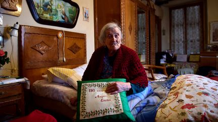 La doyenne de l'humanité, Emma Morano, chez elle, à Verbania (région du Piémont), dans le nord de l'Italie, le 14 mai 2016. (OLIVIER MORIN / AFP)