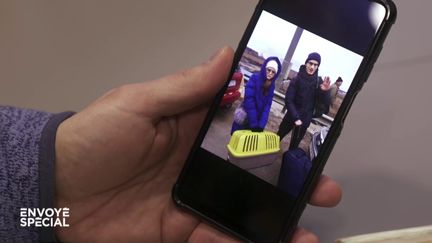 "Voilà la dernière photo que j'ai d'eux. Quinze minutes après, ils étaient morts" : "Envoyé spécial" a rencontré le père des deux enfants tués au pont d'Irpin, au début de la guerre en Ukraine (ENVOYÉ SPÉCIAL  / FRANCE 2)