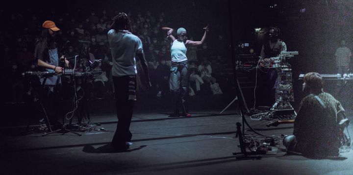 La danseuse de waacking Mounia Nassangar dans "Earthbound" de Johanna Faye et Saïdo Lehlouh (Timothée Lejolivet)