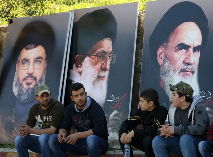 Aux côtés des Ayatollah Khomeini et Khamenei, le portrait de Hassan Nasrallah (à gauche), secrétaire général du Hezbollah, bras armé de Téhéran au Liban. Il accuse Ryad d'attiser la Fitna (la discorde) entre sunnites et chiites. (MAHMOUD ZAYYAT/AFP)