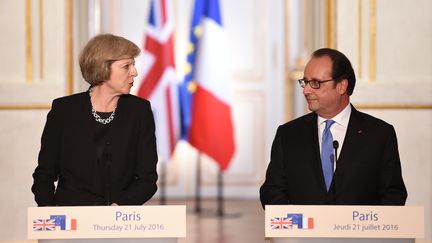 La Première ministre britannique, Theresa May, et François Hollande, à l'Elysée, le 21 juillet 2016. (STEPHANE DE SAKUTIN / AFP)