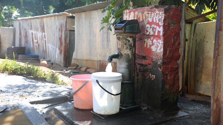 Un fontaine dans le village de Hamouro (Mayotte), le 22 juin 2023. (ROBIN PRUDENT / FRANCEINFO)