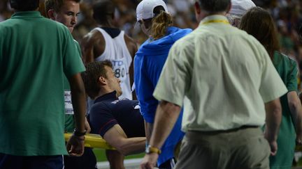 Bless&eacute;, Christophe Lemaitre a &eacute;t&eacute; &eacute;vacu&eacute; sur une civi&egrave;re apr&egrave;s la finale du 100m, aux Mondiaux d'athl&eacute;tisme de Moscou, dimanche 11 ao&ucirc;t 2013. (OLIVIER MORIN / AFP)