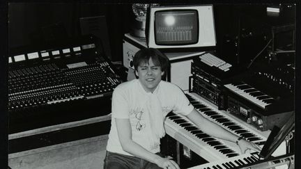 Le musicien allemand Klaus Schulze,&nbsp;lors d'un concert en 1983&nbsp;organisé au&nbsp;Forum Theatre, Hatfield, Hertfordshire, situé au Royaume-Uni.&nbsp; (HERITAGE IMAGES / HULTON ARCHIVE / GETTY)