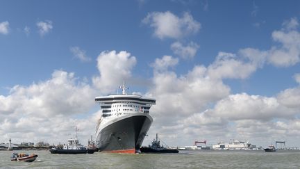 Le Queen Mary II à Saint-Nazaire, le 24 juin 2017, à la veille de la course transatlantique The Bridge opposant le paquebot à quatre voiliers.&nbsp; (JEAN-SEBASTIEN EVRARD / AFP)