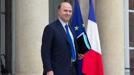 Le ministre de l'Economie et des Finances, Pierre Moscovici,&nbsp;&agrave; l'Elys&eacute;e (Paris), le 28 novembre 2012. (BERTRAND LANGLOIS / AFP)