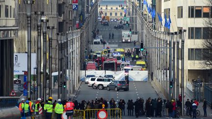 Un périmètre&nbsp;de sécurité a été installé près de la station de métro de Maelbeek, à Bruxelles (Belgique), où une explosion a fait plusieurs morts, mardi 22 mars 2016. (EMMANUEL DUNAND / AFP)