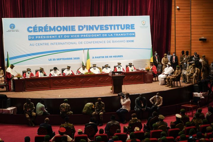 La cérémonie d'investiture du président de transition malien Bah Ndaw, le 25 septembre 2020 à Bamako (Mali). (MICHELE CATTANI / AFP)