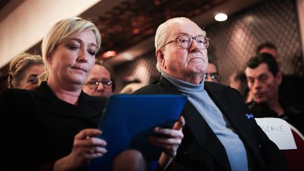 Marine et Jean-Marie Le Pen, lors d'une r&eacute;union du Front national &agrave; Paris, le 21 f&eacute;vrier 2012. (MAXPPP)