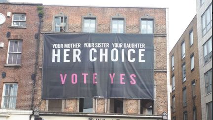 La campagne en faveur du OUI à l'avortement en Irlande, s'affiche dans les rues de Dublin (RADIO FRANCE / GAËLE JOLY)