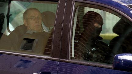 Michel Fourniret dans une voiture de police, le 21 mai 2008, à Charleville-Mézières (Ardennes). (ALAIN JULIEN / AFP)