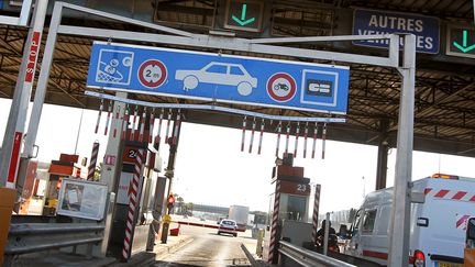 Un p&eacute;age d'autoroute &agrave; Nice (Alpes-Maritimes), en f&eacute;vrier 2012. (VALERY HACHE / AFP)